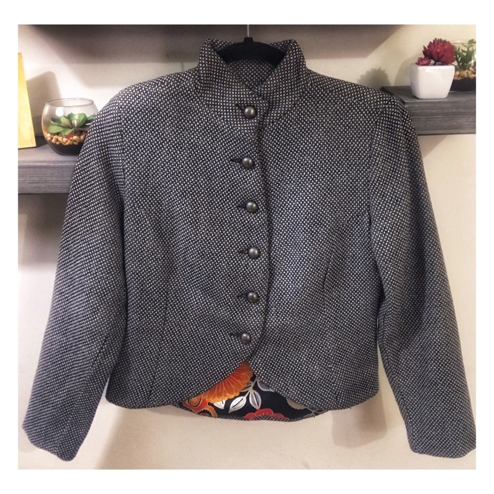 Beautiful flower-lined houndstooth fall coat